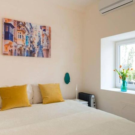 Authentic Gf Apartment With Terrace At The 3 Cities Marina Cospicua Luaran gambar