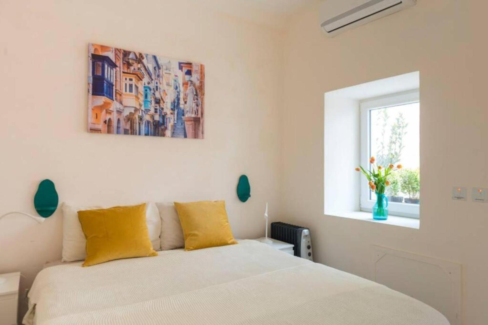 Authentic Gf Apartment With Terrace At The 3 Cities Marina Cospicua Luaran gambar