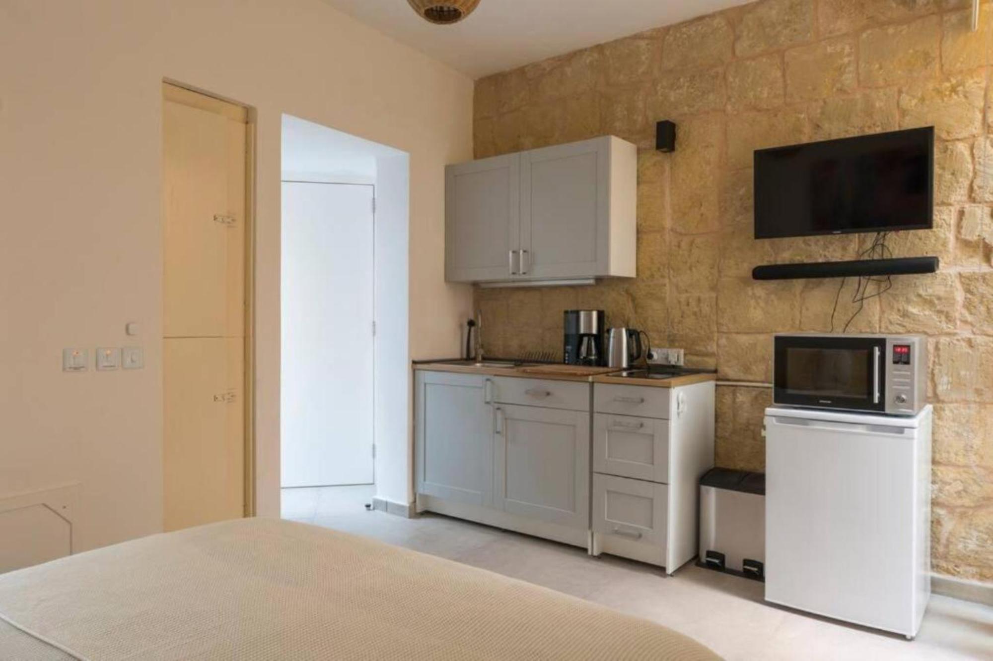 Authentic Gf Apartment With Terrace At The 3 Cities Marina Cospicua Luaran gambar