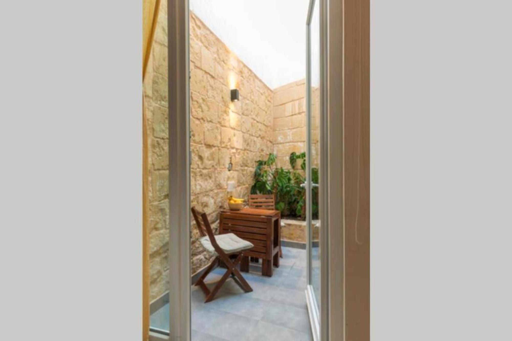Authentic Gf Apartment With Terrace At The 3 Cities Marina Cospicua Luaran gambar