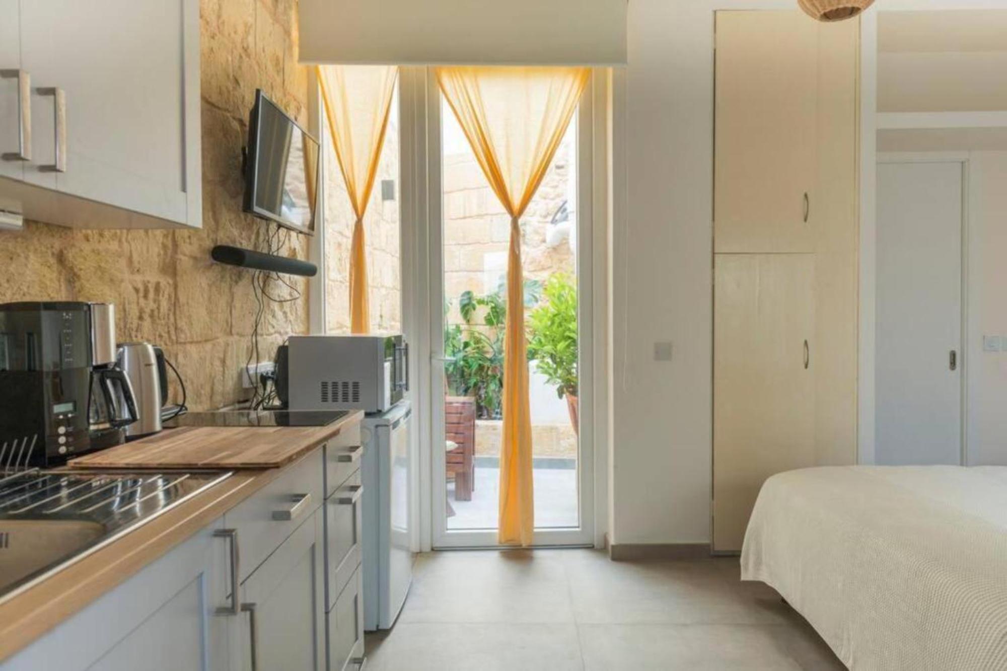 Authentic Gf Apartment With Terrace At The 3 Cities Marina Cospicua Luaran gambar