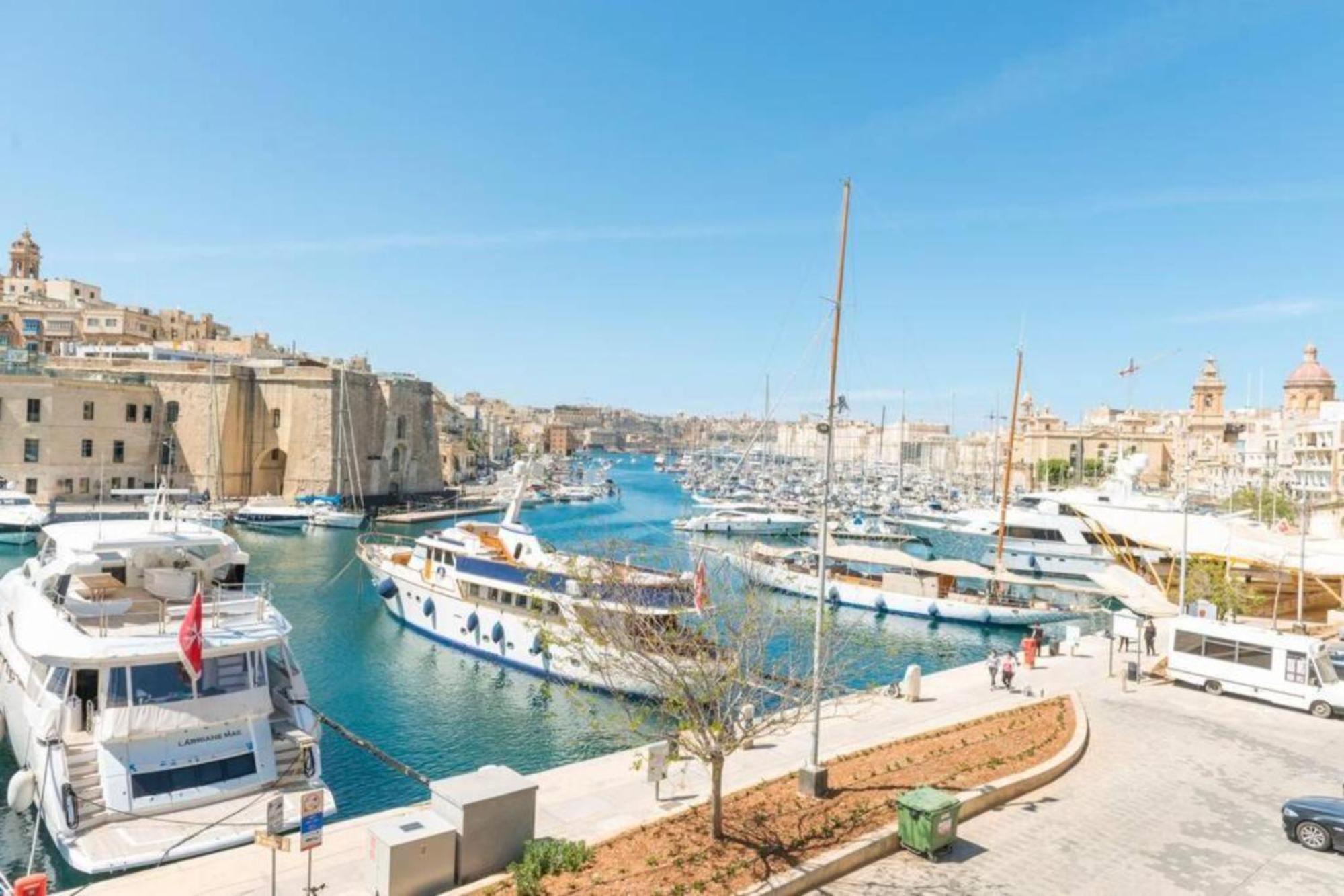 Authentic Gf Apartment With Terrace At The 3 Cities Marina Cospicua Luaran gambar
