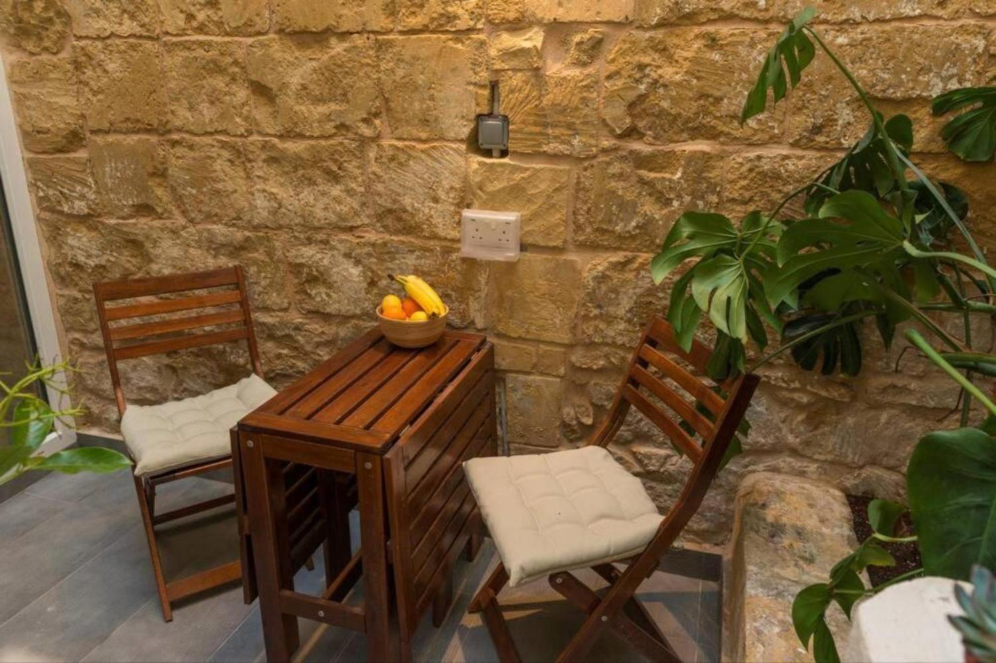 Authentic Gf Apartment With Terrace At The 3 Cities Marina Cospicua Luaran gambar